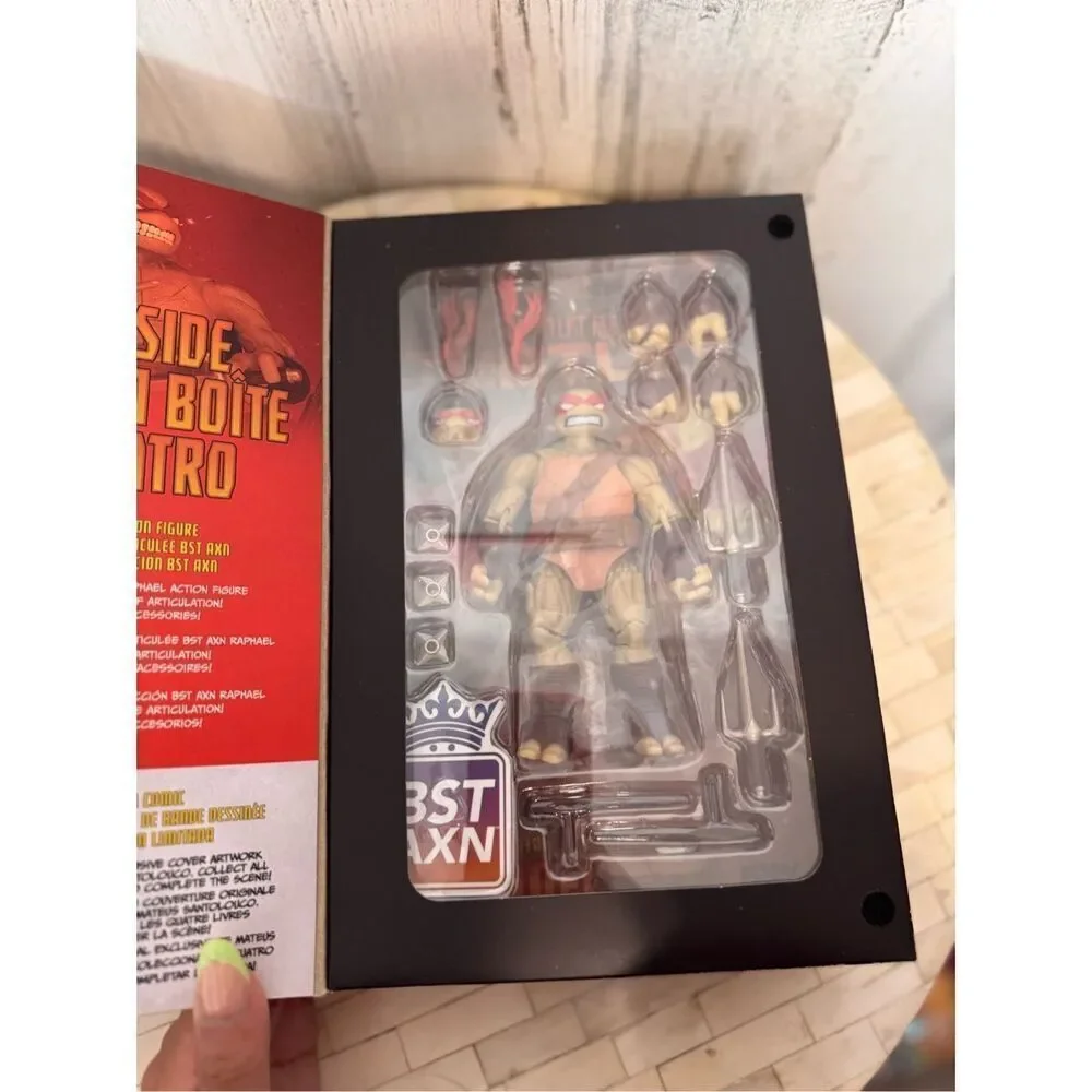 TEENAGE MUTANT NINJA TURTLES RAPHAEL COMIC BOOK + ACTION FIGURE